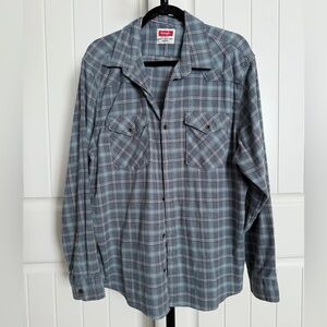Wrangler Men’s Light Blue/Gray Checkered Button Down Long Sleeve Shirt